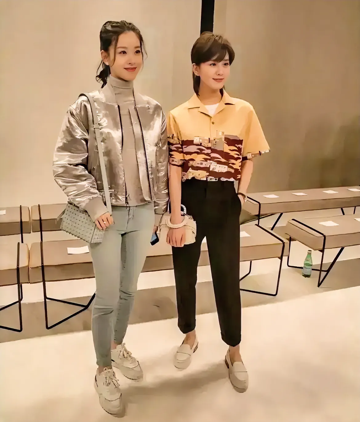 当刘诗诗站在章泽天面前，怎么显得这么矮小，颜值好像也被章泽天碾压了不少。
