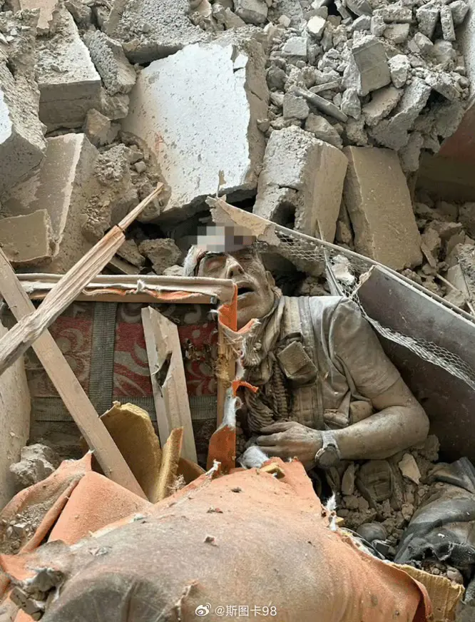 以色列一直说，辛瓦尔抛弃了他的人民，逃到卡塔尔
或者说他躲在地道里里，周围用平民