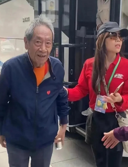 我滴妈呀，老戏骨王奎荣咋变成这样啦，满头白发，浓浓的眼袋，皮肤蜡黄干瘦，和第二任