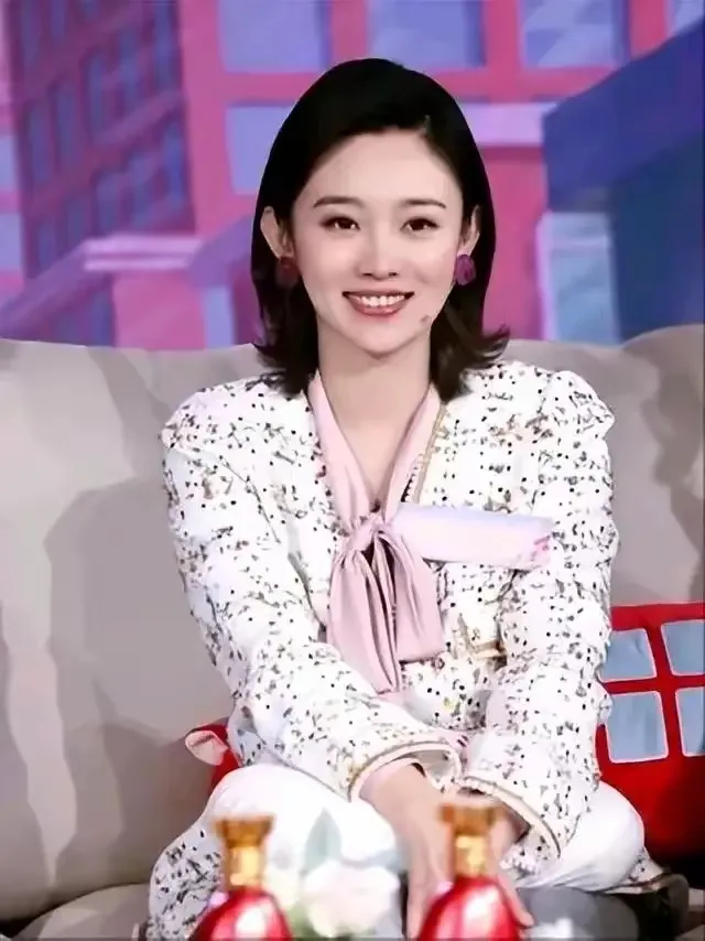 央视又多了一位女神级的宝藏女主持，长得漂亮又端庄，既温柔又大方，气质特别高雅。她