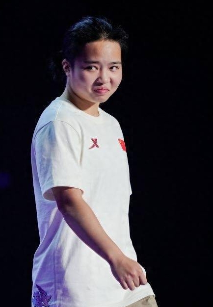 她自幼对霹雳舞感兴趣并展现出极高天赋，10 岁开始学习街舞，曾练过跆拳道并达到“