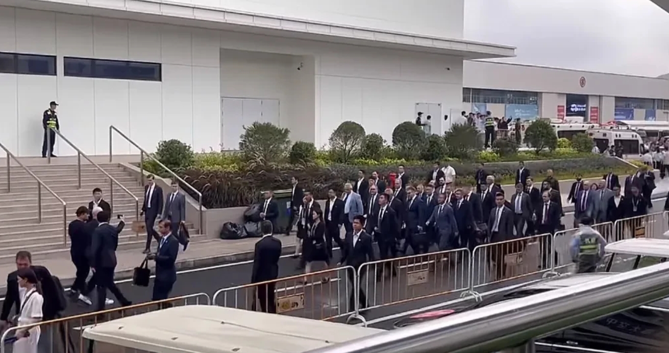 绍伊古参观中国航展，架势有些大，前前后后里外几层。现在网友还是很明事理，对这个表