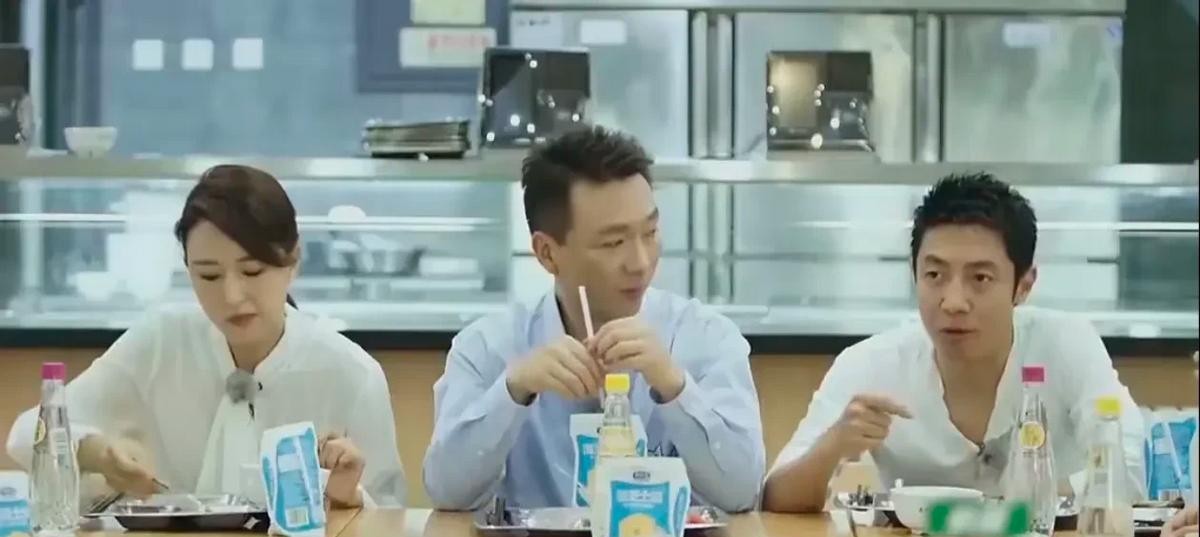 撒贝宁大学时拍照用西红柿吓老师

                       