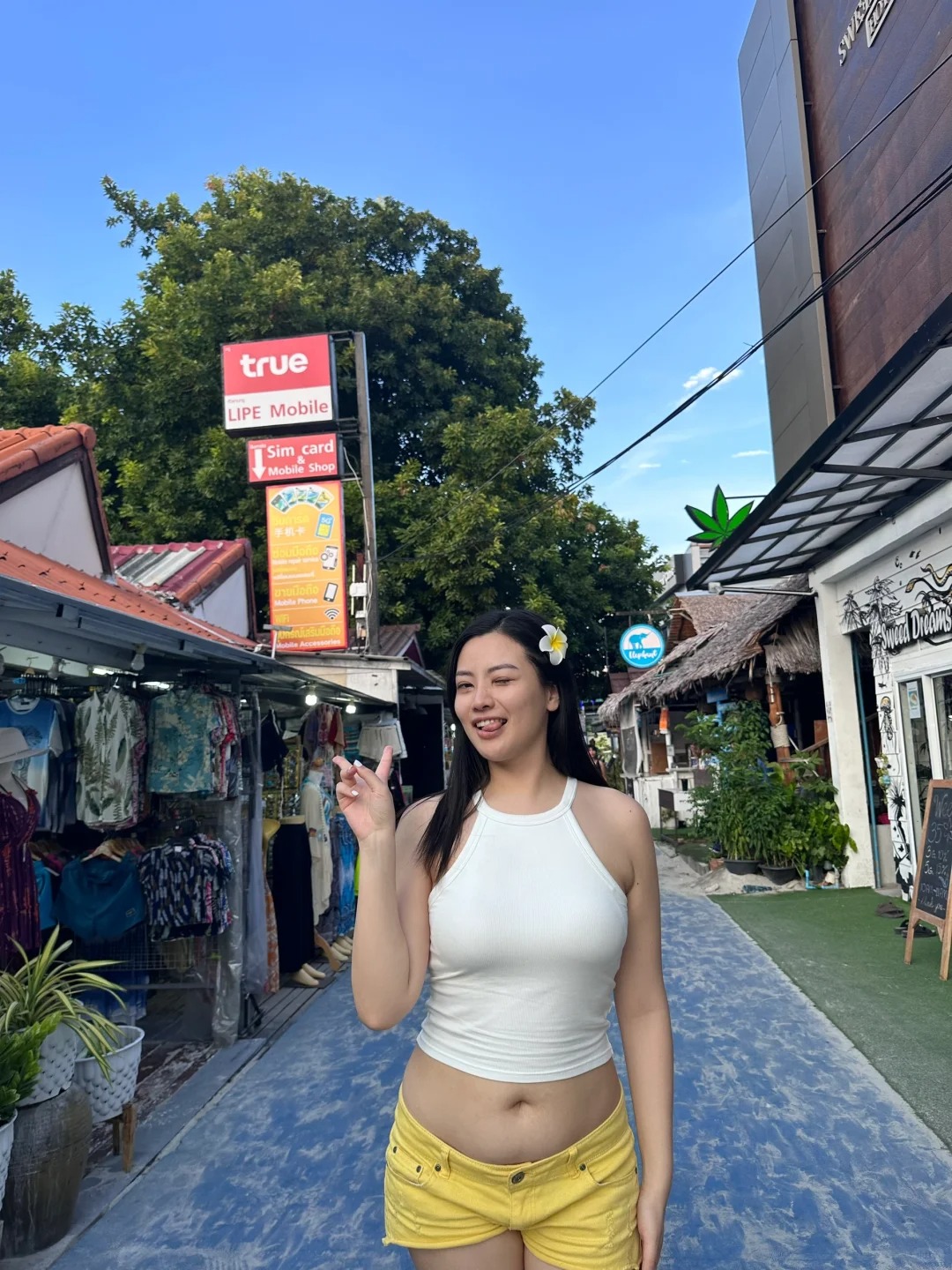 今日的ootd 是夏天的颜色 🤍💛🖤
微胖姐妹们大胆穿 自信最美！
🇹?