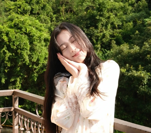 包上恩穿碎花上衣清纯温柔