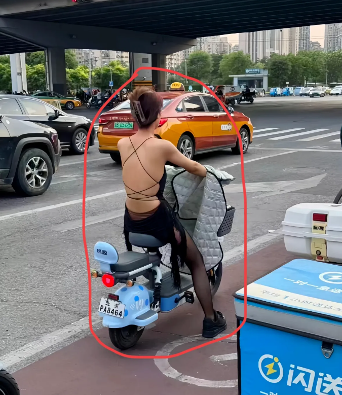 早上上班又见一个忘穿外套的