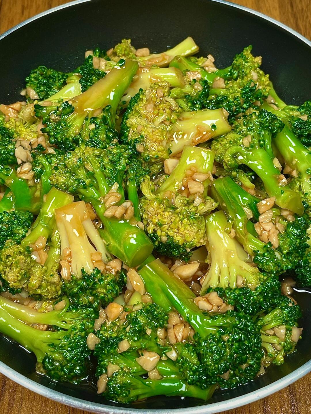 蒜香西兰花，好吃不腻！
西兰花清甜爽口，蒜香十足！
配上米饭，我可以炫两大碗！