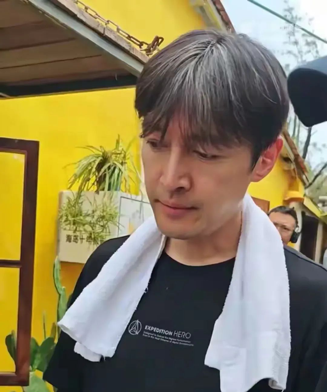 胡歌更新动态，感慨起了为人父的心境。他坦言，自己仿佛在女儿成长的过程中惊觉，成为