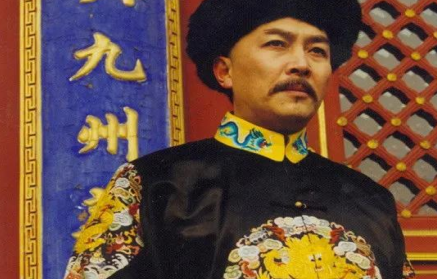 1998年，《雍正王朝》临近开机，主演张丰毅辞演，这让导演胡玫着急上火，最后得知