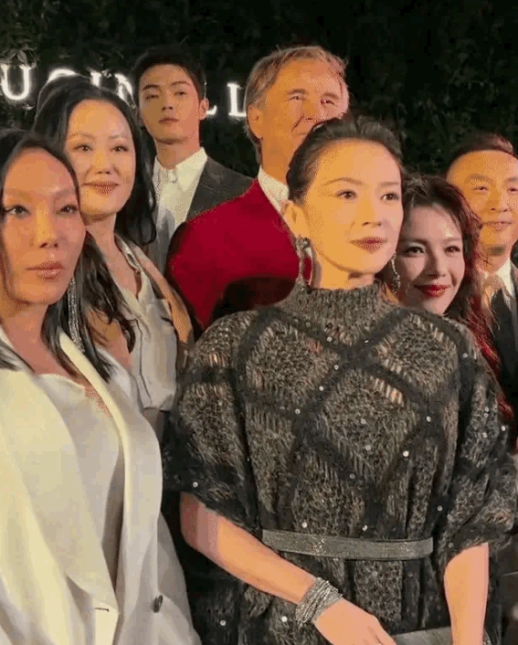 女人堆里，
章子怡是C位。

但换做了男人，
刘涛就比了上来。

同样都是结了婚