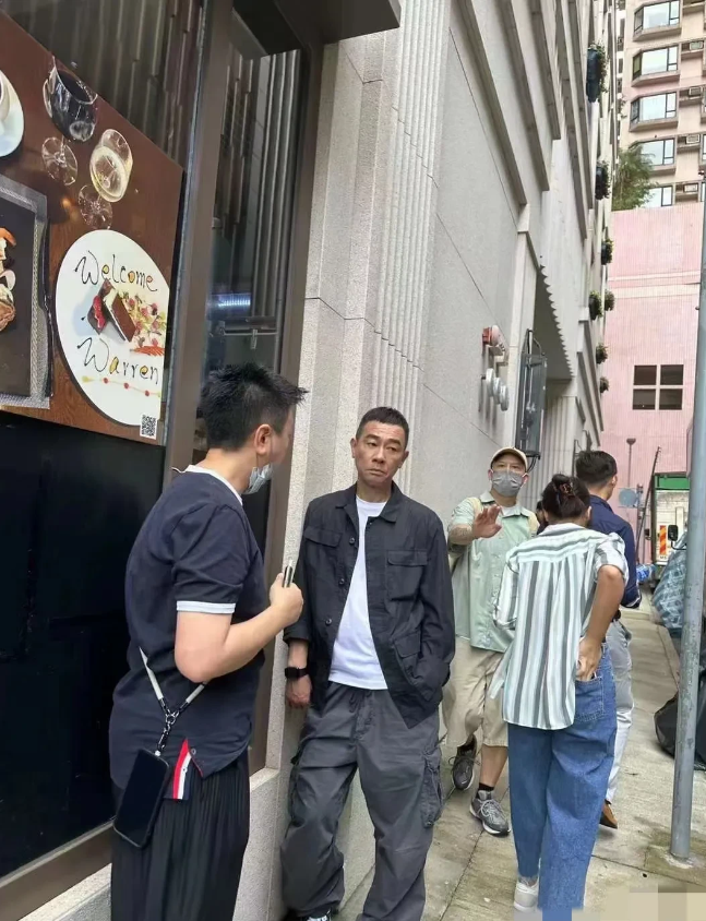 陈小春此生最大的遗憾不是没有生女儿，而是他的亲弟弟。
陈小春小时候家境贫苦，不得