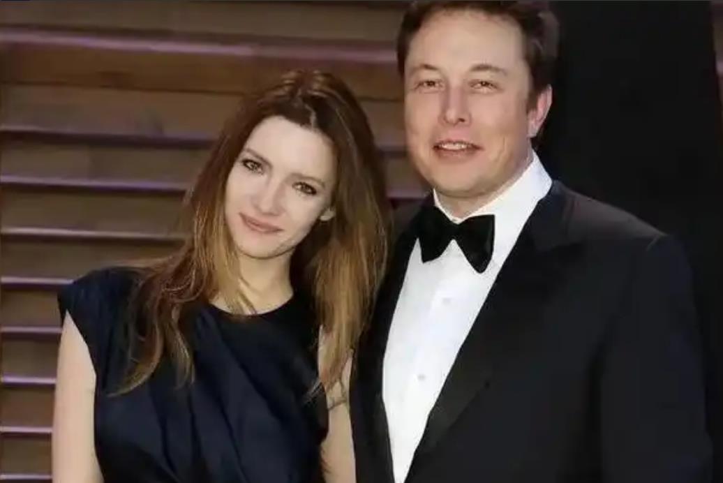 马斯克的第二任妻子妲露拉·莱莉回忆：有一年圣诞夜，他忙于工作没买圣诞礼物，于是半