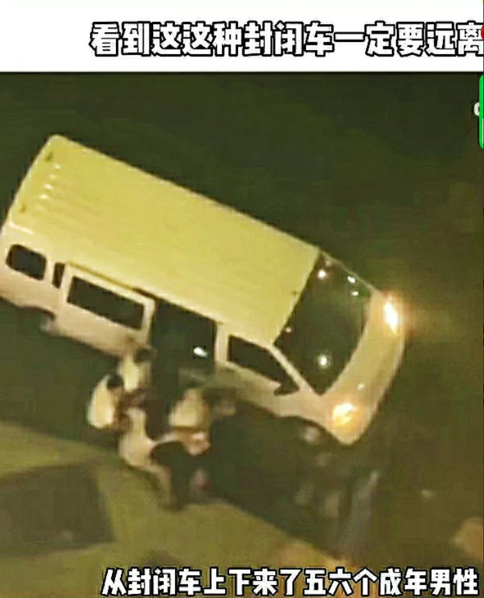 现在的人贩子也太猖狂了，竟然敢在人来人往的大街上直接拉人，把人拉进自己的车里面。