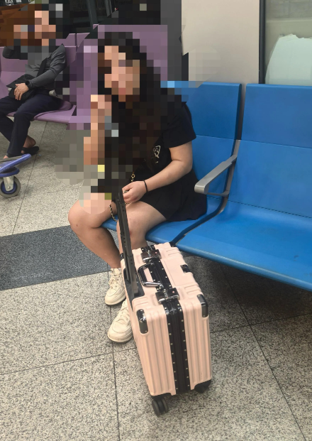 柬埔寨金边机场所见
昨晚去金边机场送朋友，朋友告诉我他进入出发大厅远远就看到一个