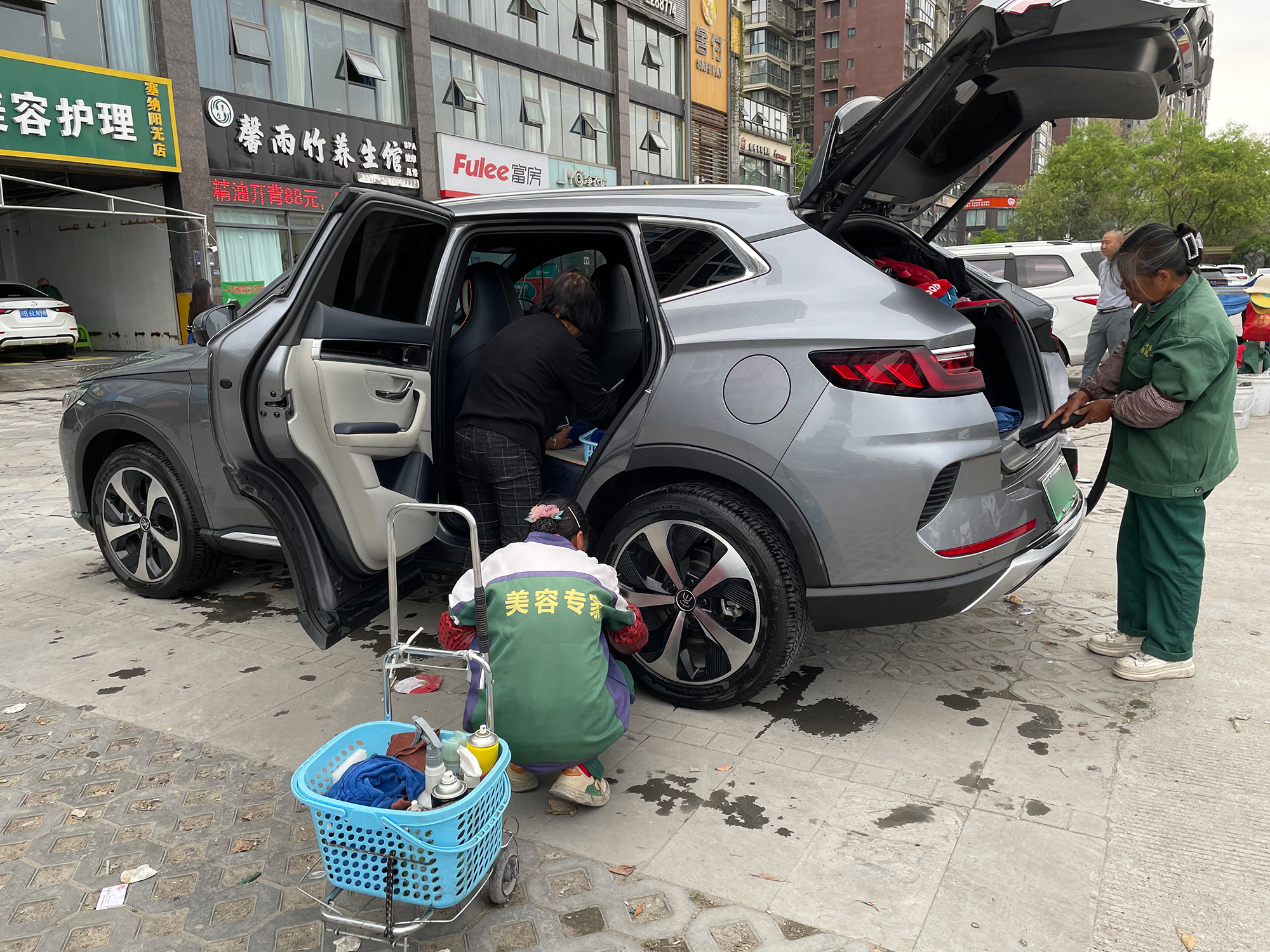 这就是为什么自己即使买了洗车套装，也不愿意在家自己洗车的原因。洗过俩次就会发现，