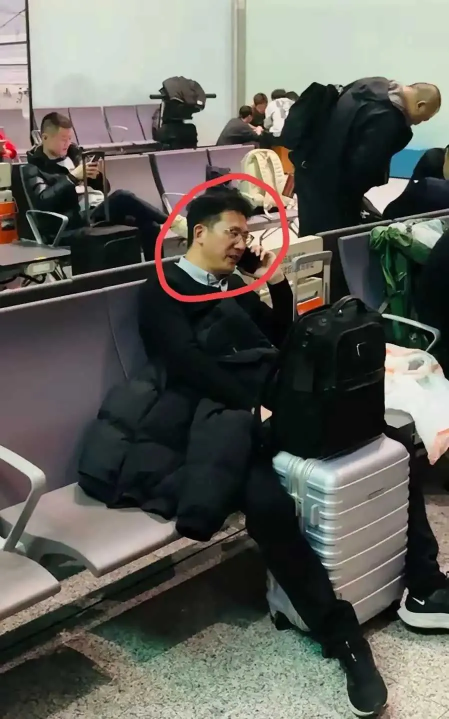 车站看到的大叔，这颜值真的太好了，特别斯文帅气