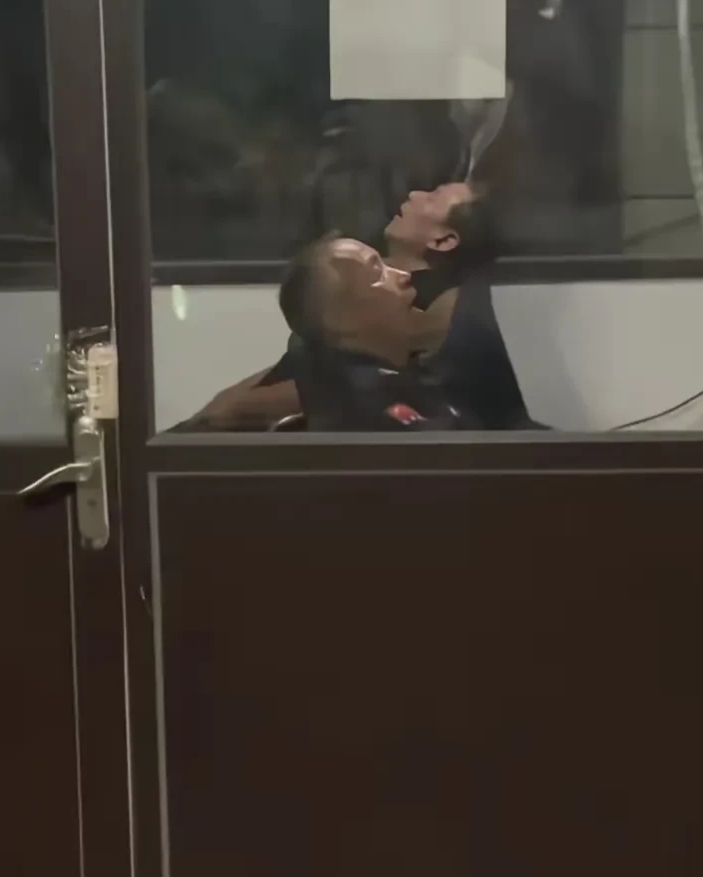 小区雇的保安，退休大爷，也不知道和没有啥区别
