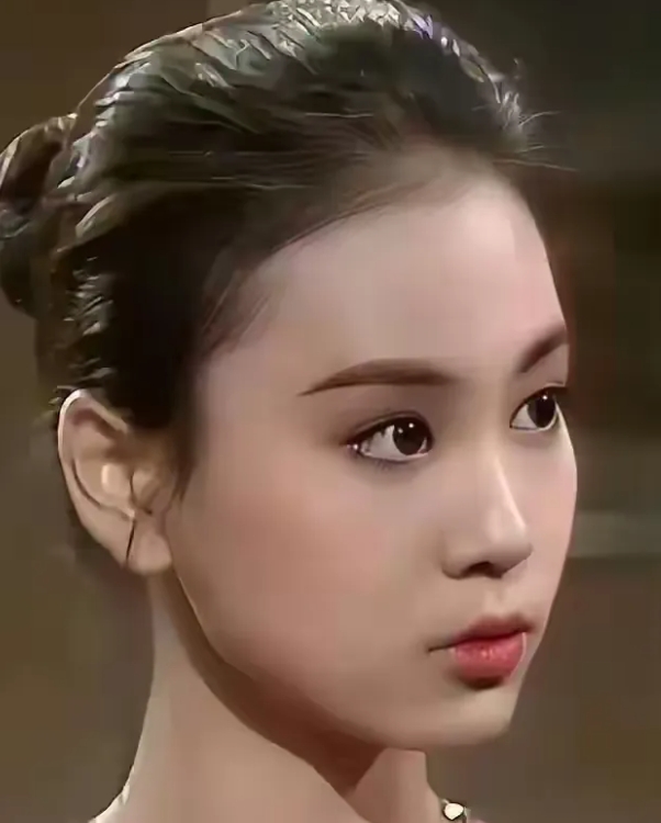 她曾是香港著名的影视女演员，也是琼瑶剧中的常客，她饰演的角色让人印象深刻，演技精