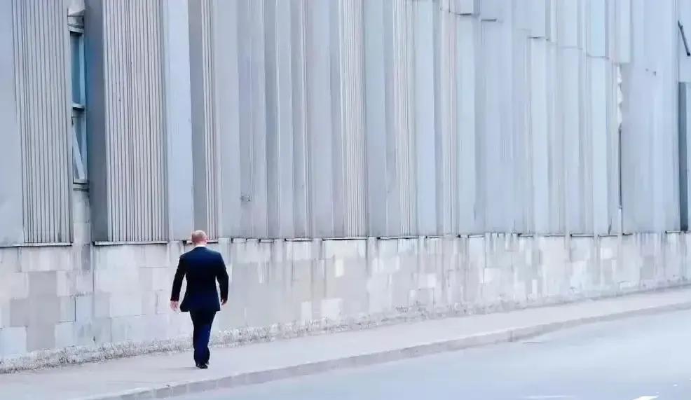 孤独的背影啊！
这就是普京一个人辛辛苦苦的支持啊，没有其他国家能够帮助，还需要防