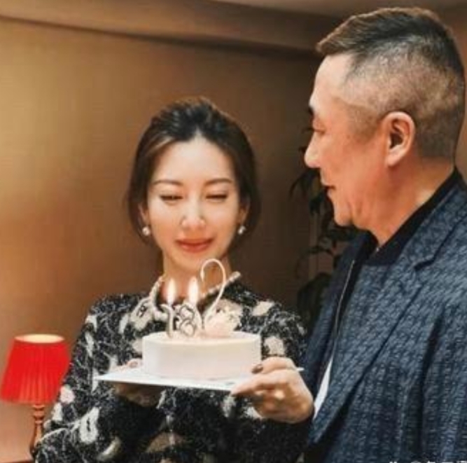 章子怡的哥哥章子男，还是十分优秀的，娶娇妻，住豪宅，儿女双全，不愧是人生赢家，让