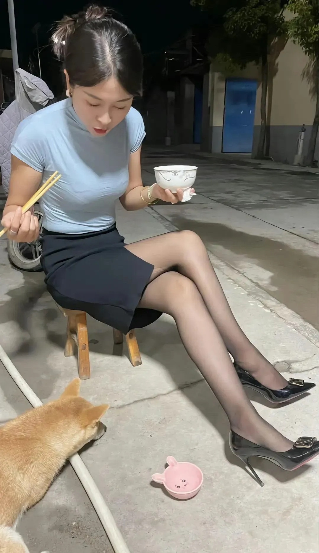 刚看到了一个帖子，说：北京一退休领导，丧偶，找了个小县城离异的阿姨当保姆，包吃住