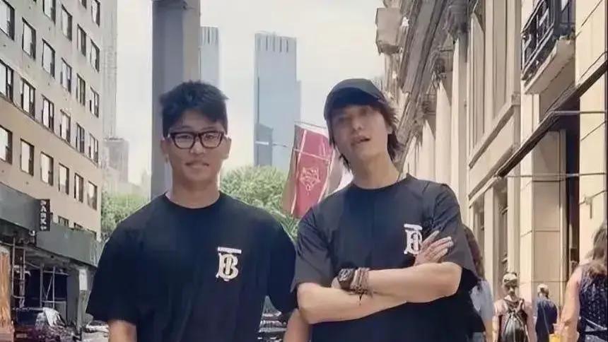 陈坤的儿子已成年，容貌开始显现母亲的基因，像谁可以认得出吗？