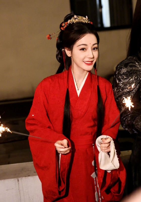 她今年没上春晚，是最大的遗憾，春晚少了一半光彩。她今年过年都在剧组过的吧？忙着拍
