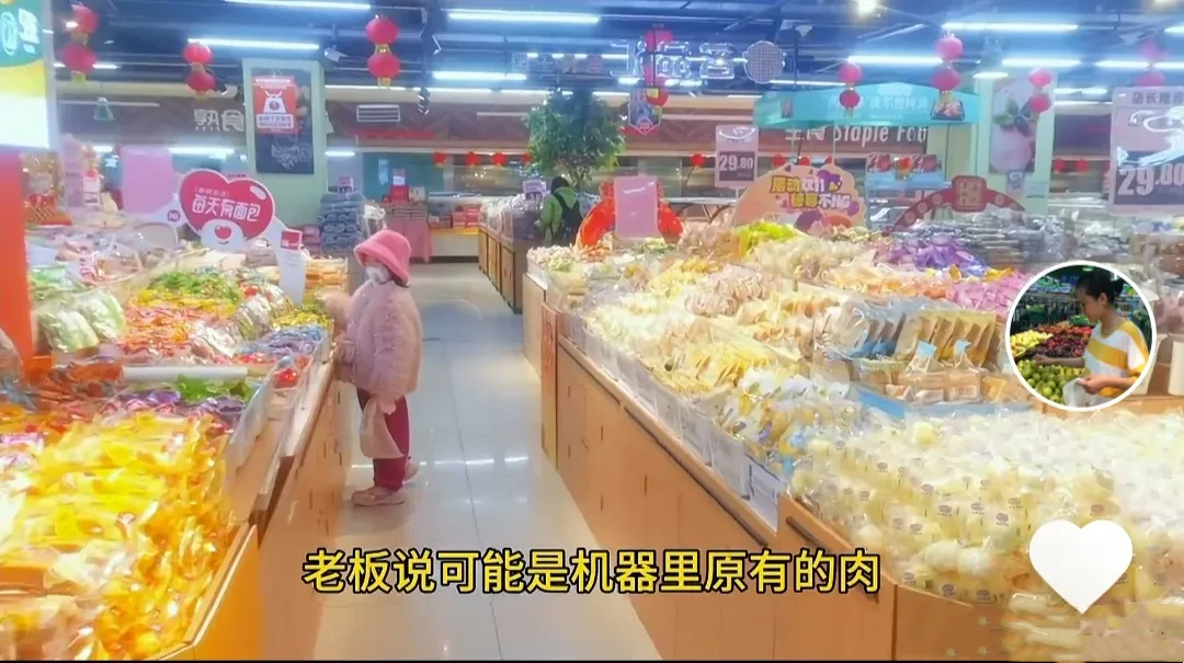 山东，一名女子到市场买肉，称了25块钱的肉，准备用来包饺子，就让老板先绞成肉馅。