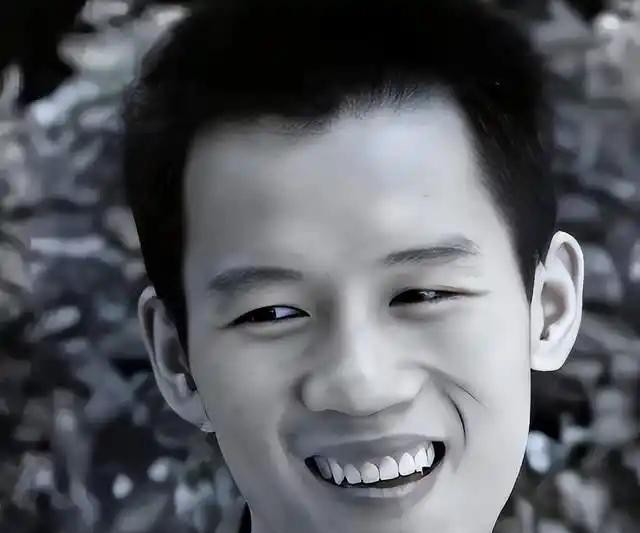 保安救人获奖后两年坠亡

                           