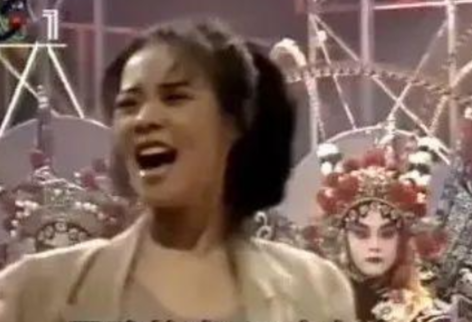 1999年，28岁的谢津洗完澡后，从23层高楼一跃而下，临终时，她躺在母亲的怀里