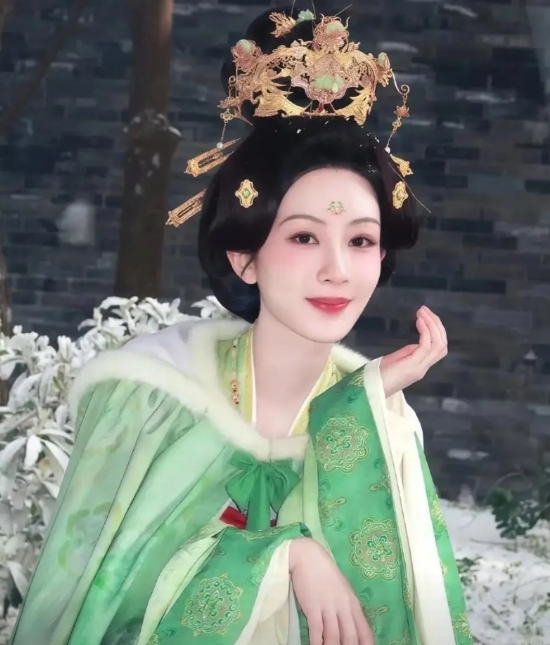 最近网友可挖出不少杨紫icon的猛料。  
屏幕前的大明星，背后却有着不输专业投
