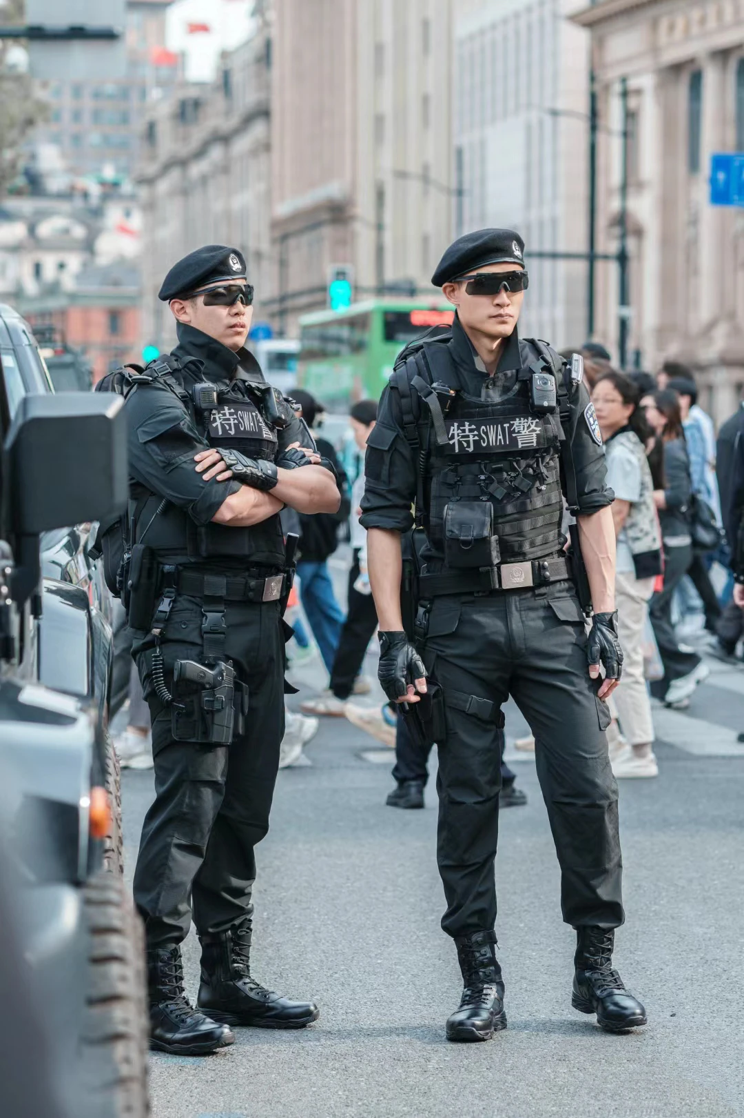 上海真的不愧是国际大都市，特警看起来都与众不同，太帅了，喜欢这个贝雷帽造型，墨镜