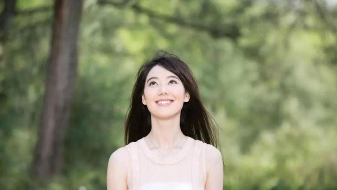 2011年，被李咏一手提拔的王冠，因小三丑闻打回原形，今怎样了