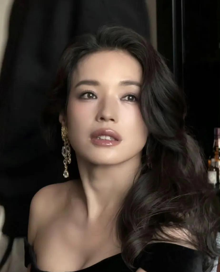 50岁的舒淇，从容优雅，
就像是暗夜中的黑玫瑰，
摇曳身姿，大气而富有韵味，
举