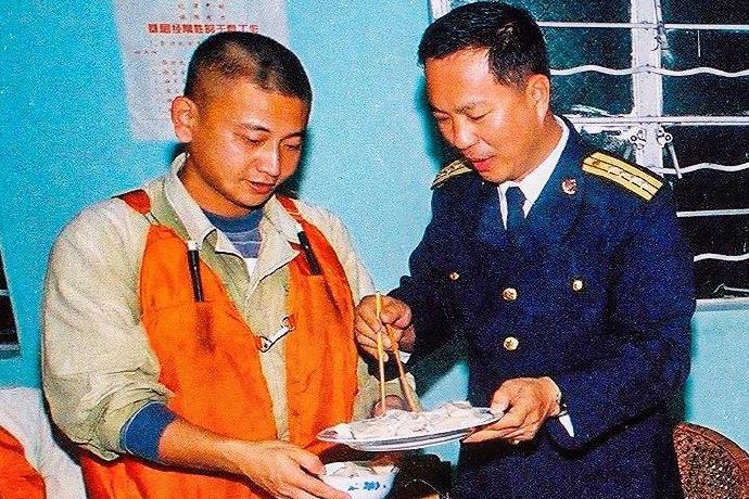 2001年2月，著名军事摄影师牟健为来到海航某部采访春节战备值班的飞行员，拍下了