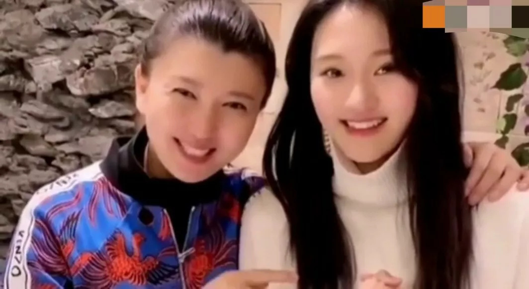 著名演员闫学晶的情商太高了！闫学晶说：“我儿媳妇吧，她特别有审美，她穿衣服好看，