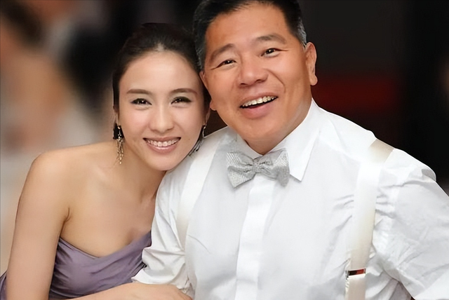 15年前,为报恩嫁给隐疾富豪的她,脸垮成这样,如今后悔了吗?(女孩为了报恩竟然嫁给瘫痪)-第12张图片-九妖电影 15年前,为报恩嫁给隐疾富豪的她,脸垮成这样,如今后悔了吗?(女孩为了报恩竟然嫁给瘫痪)-第12张图片-九妖电影