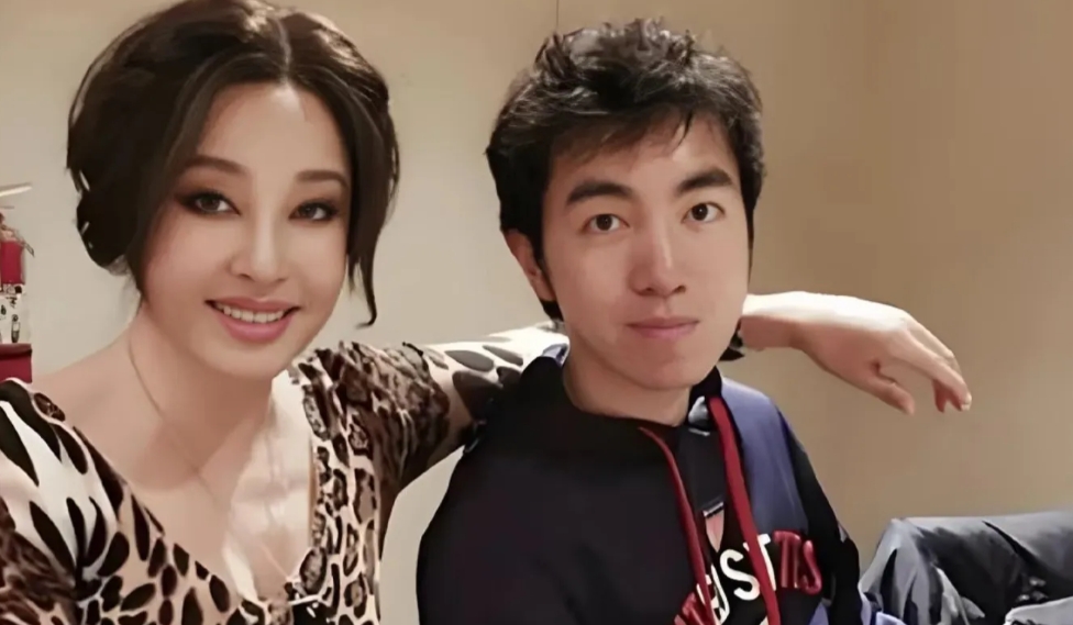 别看刘晓庆平日里给人精明通透的印象，实际上她的生活里藏着不少糊涂事儿呢。

投资