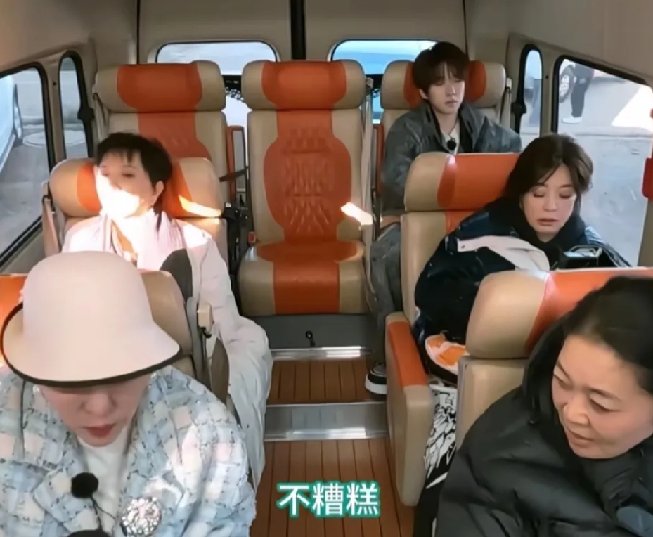 蔡明：那是网络上瞎传的。
倪萍问向太：“现在李连杰的身体很糟糕吗？”
向太：“不