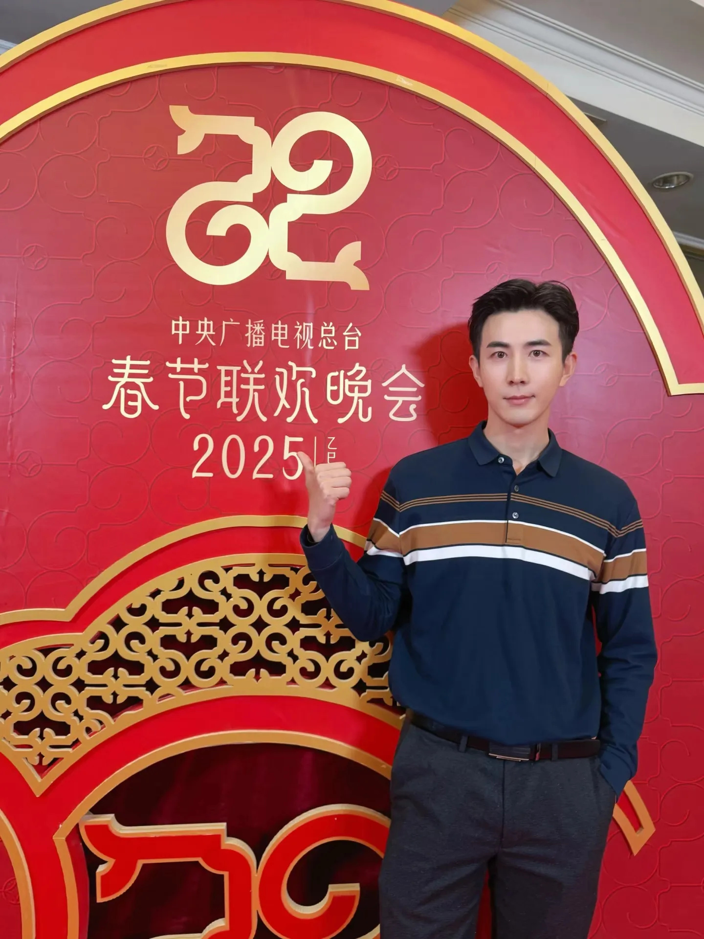 李川的家庭背景


1、父母，原本家境优渥，爸爸是某市电业局局长，妈妈是一家影视