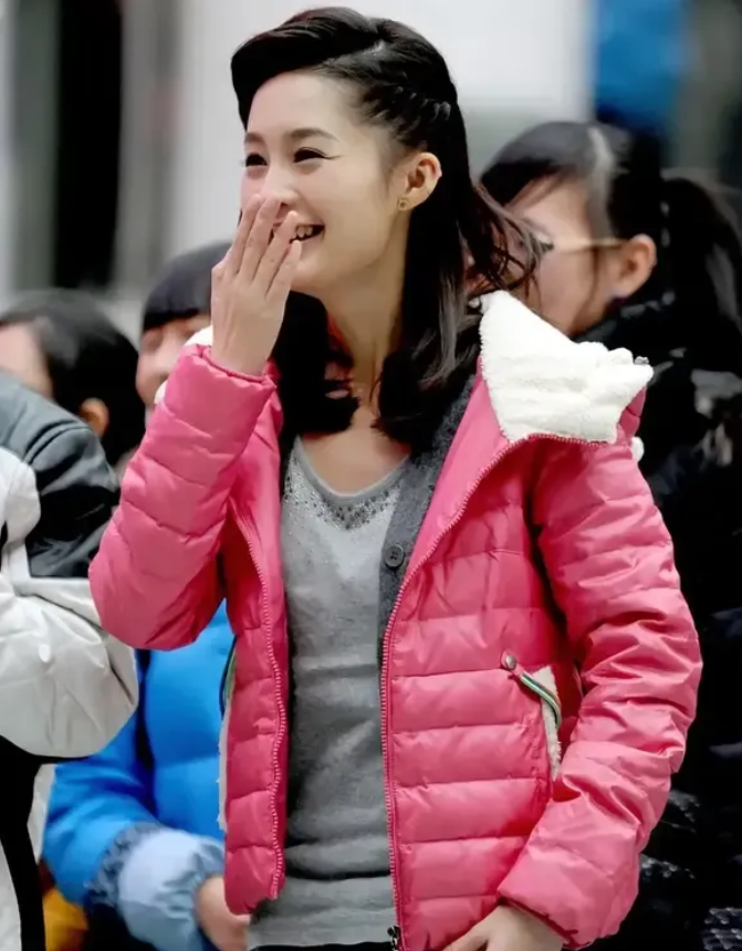 这个捂着嘴的姑娘，笑得真甜。她出道时间不长，作品也不多，现在却成了一线明星。她主