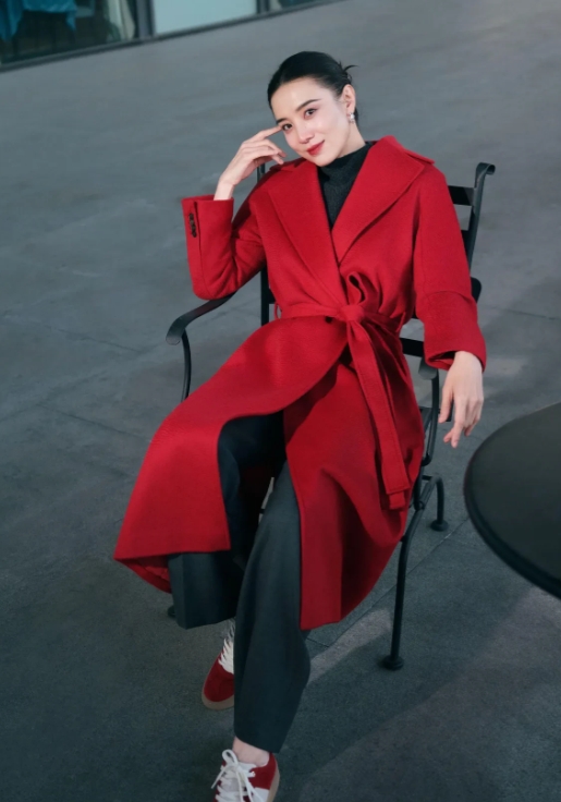 宋佳，173cm，一抹亮红，温暖整个冬日。