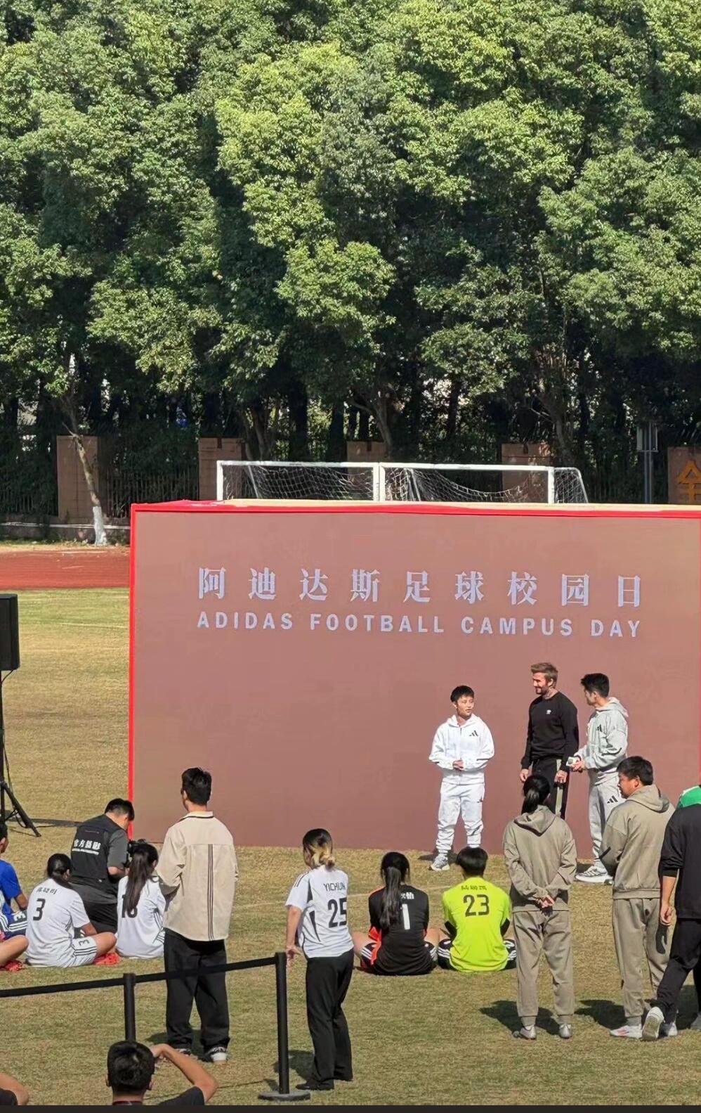 贝克汉姆竟然出现在上海七宝中学！
真的不要太幸福啊！七宝中学的学生这次赢麻了！