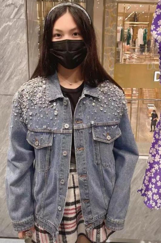 李湘女儿王诗龄因《爸爸去哪儿》被大众熟知。曾经圆润可爱的她，近照却瘦得惊人，双腿