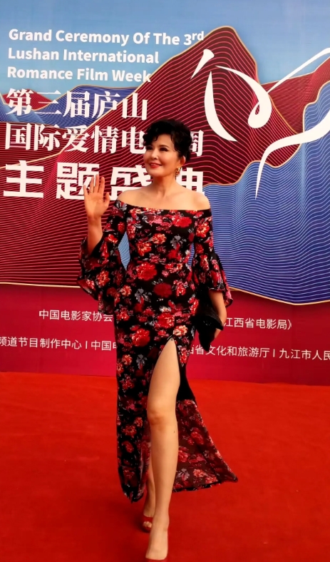 她比刘晓庆更会保养、更能装嫩，这胸大腰细大长腿的哪里像60多岁的奶奶，看起来最多