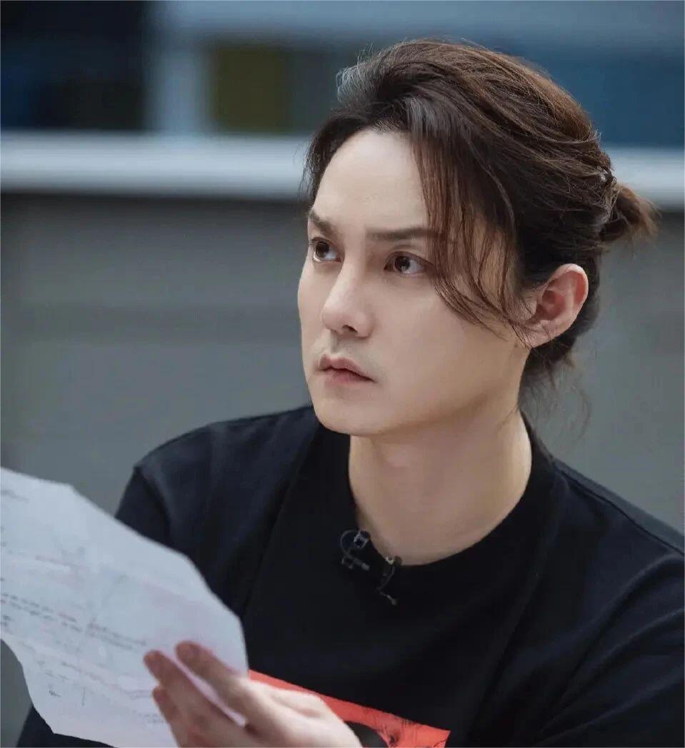 尹正：实力派演员与俊美外表的完美结合