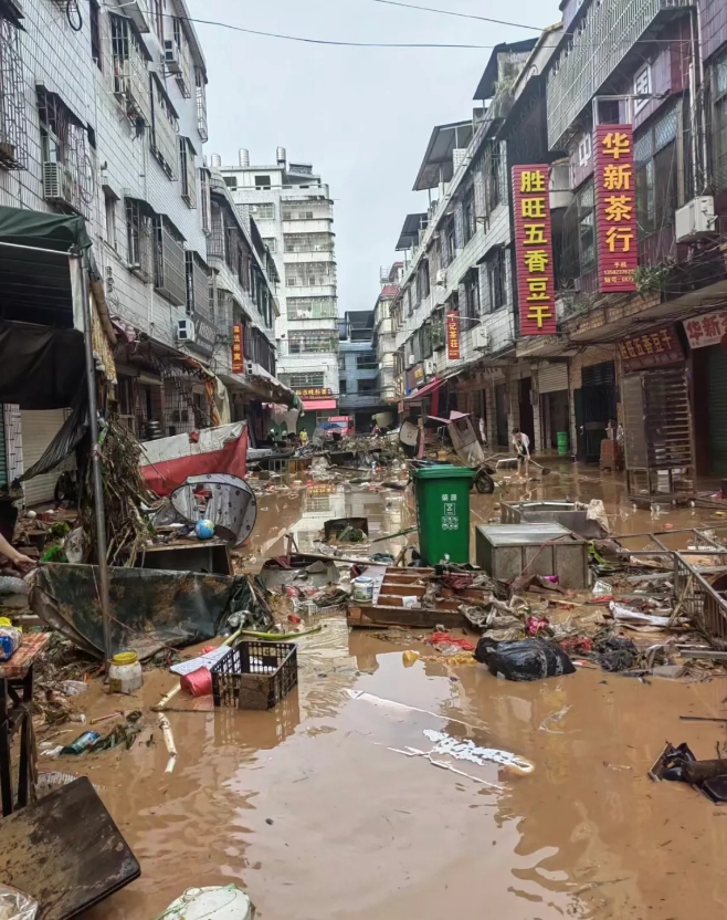 广东梅州洪灾，一片狼藉……

当地政府可要全力应对灾情，做好防汛抗旱抢险救灾各项