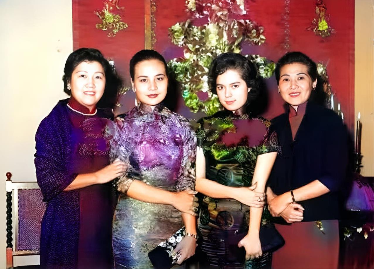 这四名女子并非普通的贵妇人可媲美。最左边这名年龄稍大、面相富态的妇人名叫蒋华秀，