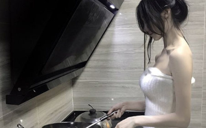 初次去男友家过夜，我在床底发现一具被保鲜膜包裹的尸体，我妹妹的。