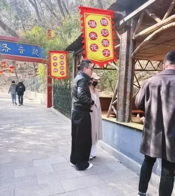 好事将近了！汪小菲和现任妻子马筱梅出现在北京红螺寺！

红螺寺是个求姻缘求子的地